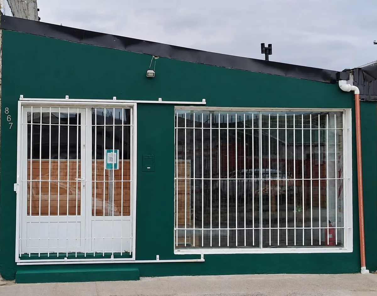El frente verde de Metanoia Pilates, con el número 867 en la puerta