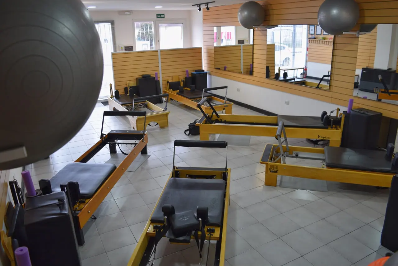 El estudio de Metanoia Pilates en Río Grande: camas reformer y ventanales con luz natural