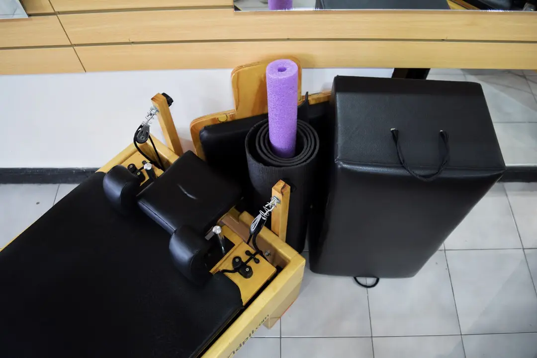 Detalle de una cama reformer con colchoneta y caja en el estudio de Metanoia Pilates